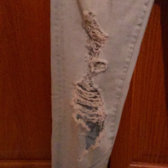 American Eagle women’s jean. Size 4. Super stretch. Medium rise. Light rinse. - Picture 4 of 5